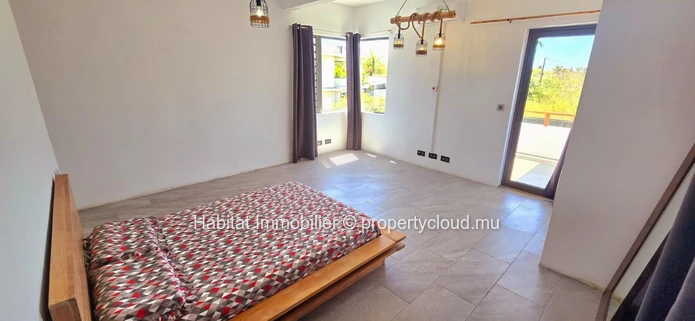 Découvrez cette charmante maison familiale meublée et équipée de 310 m² sur un terrain de 222 toises, idéalement situ...