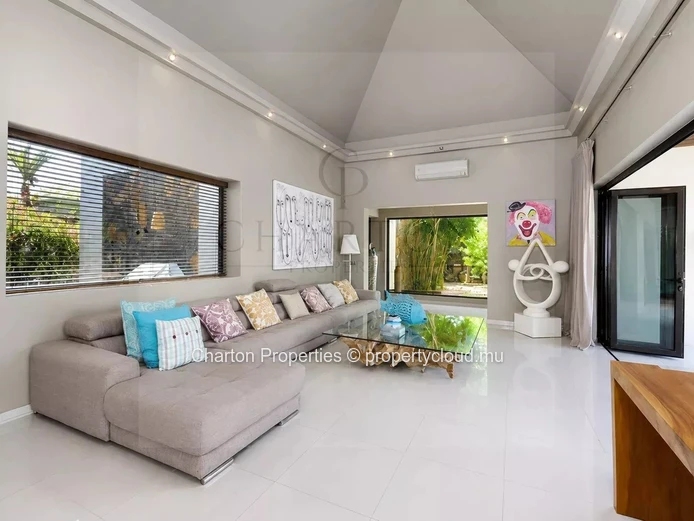 Villa élégante de 4 chambres en suite avec bureau – Une propriété familiale au cœur d’un cadre tropical privilégié