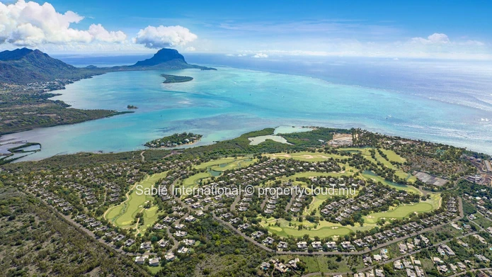 Villa Smart City à vendre à Tamarin, Rivière Noire. 401m² hab. 2101m² terrain