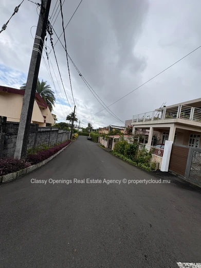 570 m² Walled Lot in Eau Coulée — Quiet Street, Near Bus, Schools & Shops