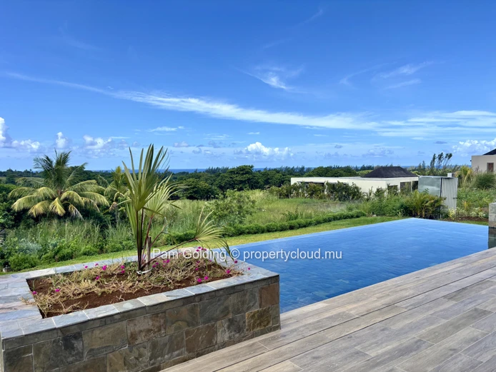 Superbe villa d'architecte avec piscine, vue et vie moderne élégante