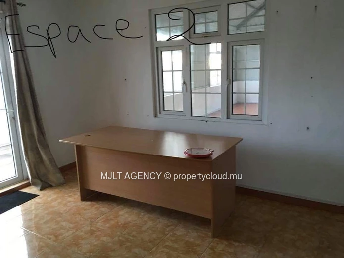 Bureau 61 m² à Moka, Route Bois Cheri — lumineux, balcon et vue montagne