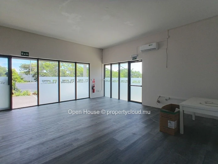 "Modern Office Space for Rent in Tamarin Area with 2 Offices and Amenities - Only Rs 36,000!"