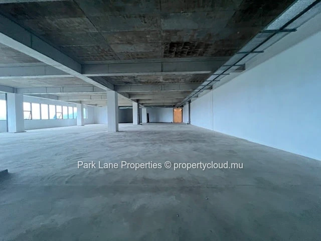 Shell and core office space of 265 m2