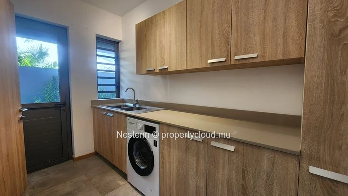 Belle villa moderne de 4 chambres à Moka, récemment rénovée avec piscine privée, cuisine américaine et vue sur la mon...