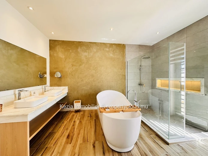 Contemporary Villa With High-End Amenities