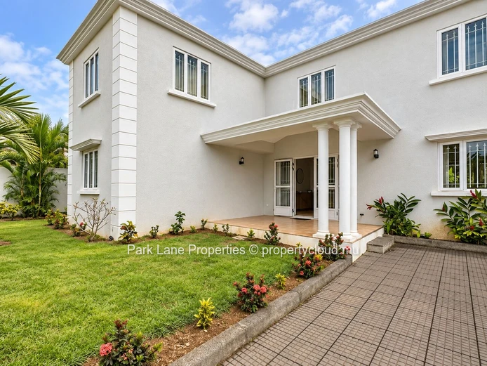 Spacious 4 bedroom family home for rent with pool and garden