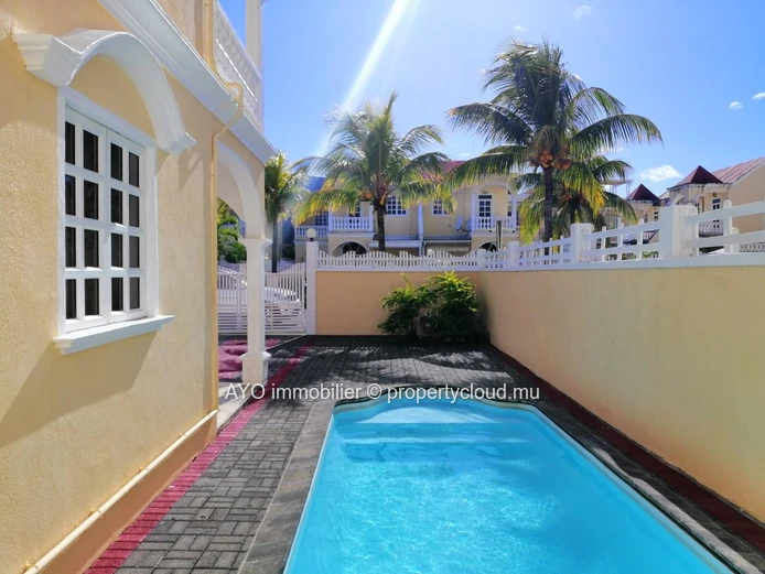 Townhouse de 3 chambres récemment rénovée dans une résidence sécurisée à Pereybere