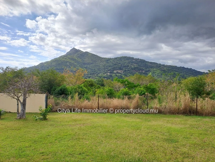 Prime Land in Rivière Noire - 3.108m², Mountain View, Close to Schools & Golf Course - Rs 25M