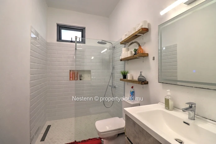 4-bedroom house  with secure garage and mountain view