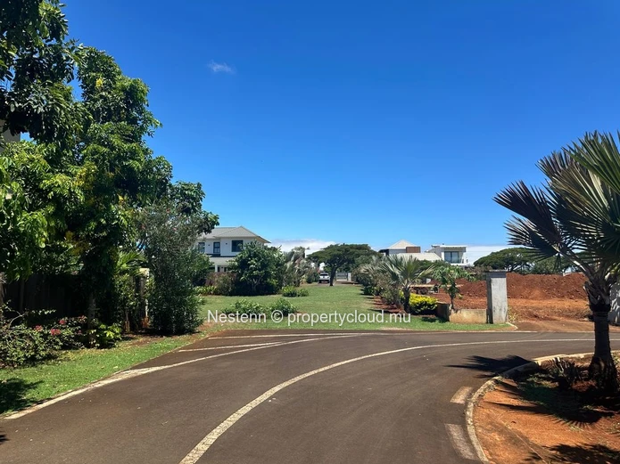 Beautiful 795 m² residential plot located in a secure gated community