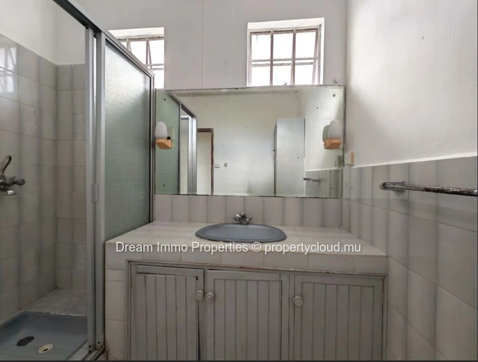 Price Drop ! Beautiful Spacious 7-Bedroom Villa In Beau Bassin – Mauritius