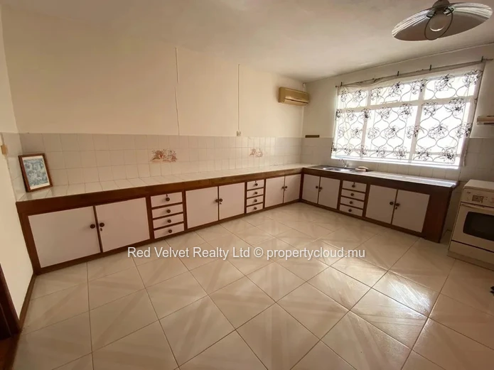 Maison familiale de 6 chambres à vendre à Quatre Bornes | Spacieuse demeure sur deux niveaux