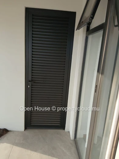 Appartement R+2 à vendre à Grand Baie, 150m², 3 chambres, vue montagne, meublé, climatisé, parking gardé, accessible ...