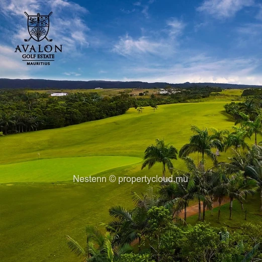 Terrain résidentiel de 2121 m2 sur golf avec vue mer et montagne