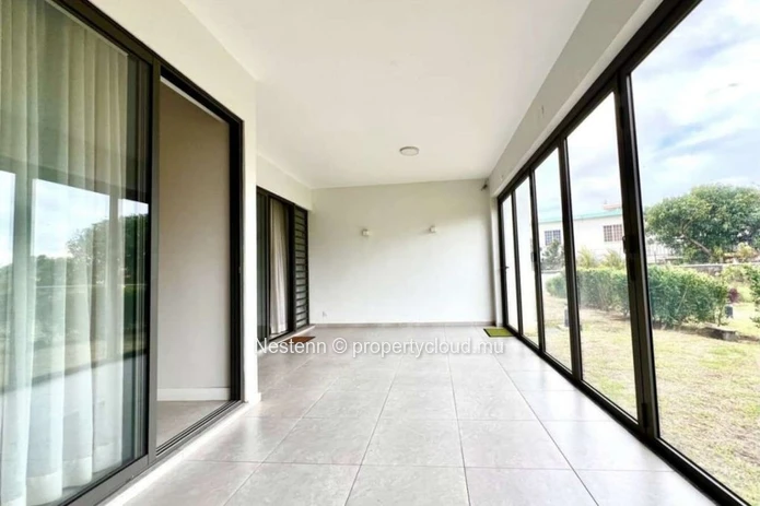 Maison spacieuse et moderne dans un complexe sécurisé et prestigieux.