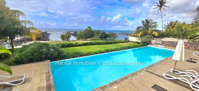 Découvrez ce sublime penthouse pieds dans l'eau de 210 m², entièrement meublé et équipé, situé à Pointe aux Biches. U...