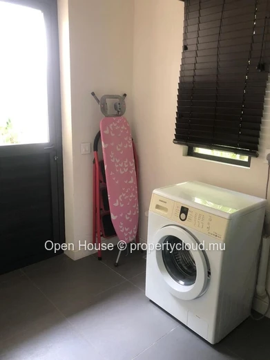 Villa PDS à vendre à Péreybère, 221m² habitables, terrain de 681m², 3 chambres + 1 bureau, piscine privée, 1 garage e...