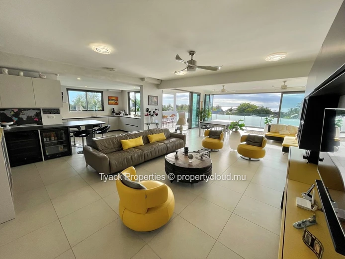 Luxury R+2 Penthouse with Panoramic Lagoon & Mountain Views – Rivière Noire