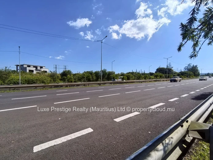Immeuble Commercial de Premier Choix à Louer à Rose Belle | Visibilité Exceptionnelle depuis l’Autoroute | Idéal pour...