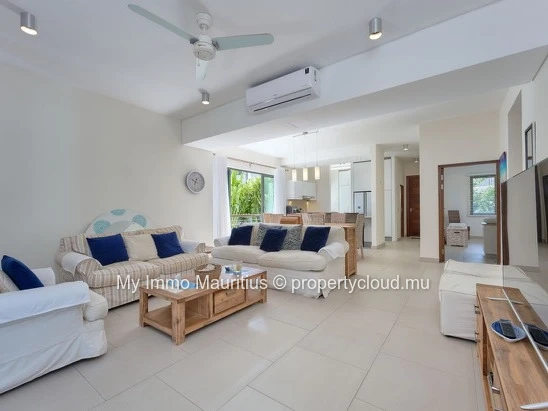 3-Bedroom Apartment with En-Suite Bathrooms, 1 Minute from the Beach