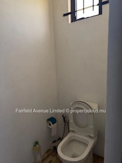 Appartement meublé à louer à Calodyne, 2 chambres, parking, jardin, proche écoles et commerces. Prix Rs 22 500.