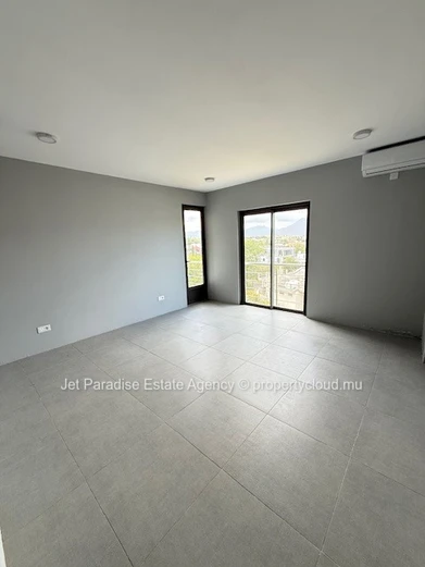Stunning G+2 Apartment with Sea and Mountain Views in Flic en Flac - 166m² Living Space, 3 Bedrooms, Communal Pool - ...