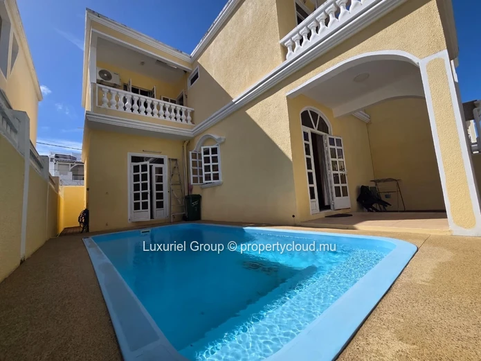 Elegant 300 m² Fully Furnished Villa in Pereybere