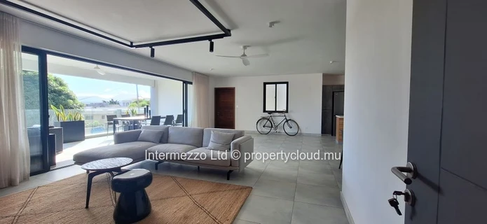 Appartement R+2 à vendre à Tamarin, 195m², 3 chambres, piscine commune, vue montagne, meublé, climatisé. 390 000 €.