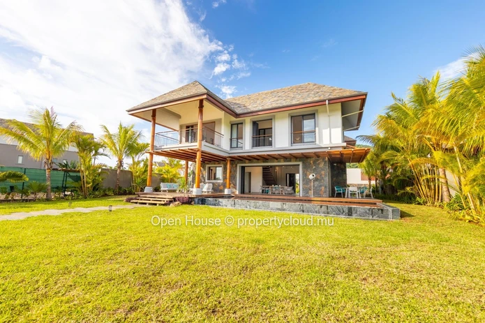VILLA IRS à vendre à Rivière Noire, 525m² habitables, 1.180m² terrain, 6 chambres, piscine privée €.