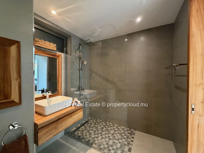 Close to the beach and amenities, beautiful spacious and bright apartment, on the first floor; 3 bedrooms, including ...