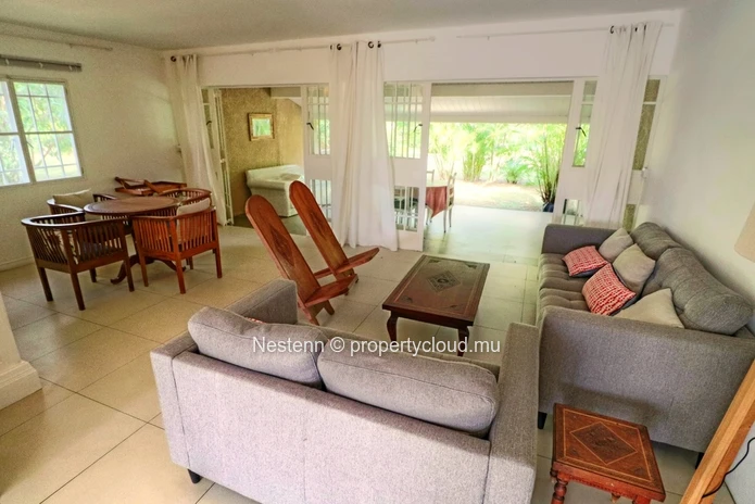 Semi-detached 3-bed house in a popular residence with huge garden