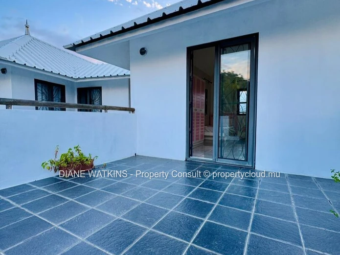 Spacieuse Villa Meublée de 6 Chambres avec Maison d’Amis, Piscine Privée et Jardin dans un Quartier Résidentiel Prisé