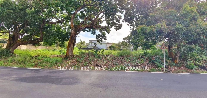 FOR SALE - Unique opportunity to acquire this corner plot of 409 toises (1,554 m2) in Curepipe
