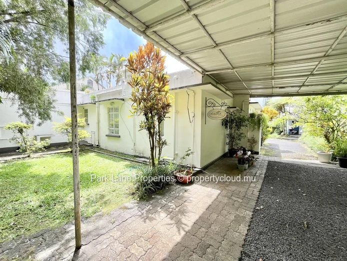 Two independent houses with commercial potential – Perfect for a large family or office space in Curepipe