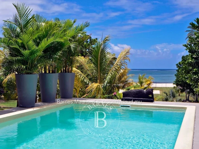 RIAMBEL- Propriété pieds dans l'eau - 3 Villas