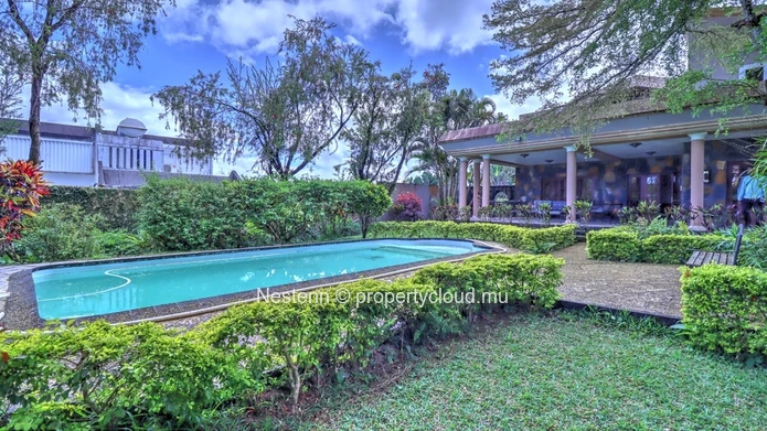 4-bedroom villa with a 2110m² garden, private pool, rustic and modern charm