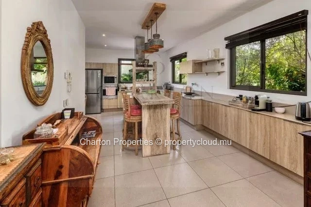 Villa contemporaine de 4 chambres avec piscine privée et double garage à Mont Mascal