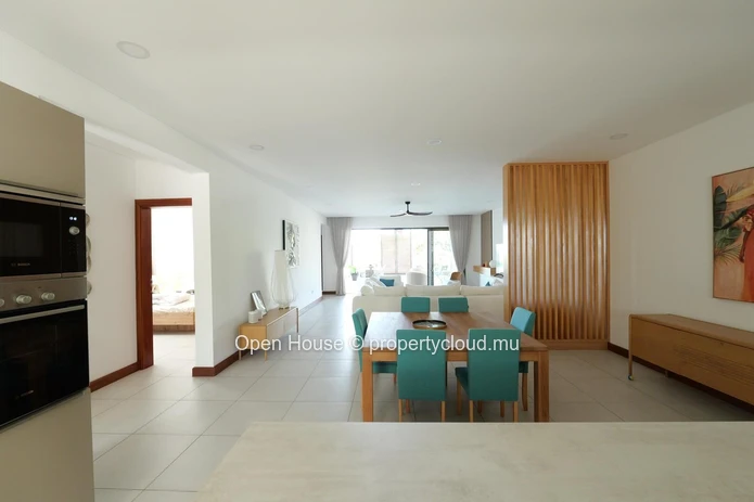For rent - Apt - Pointe aux Canonniers: partial sea view - 3 en-suite bedrooms - covered terrace - communal pool - gy...