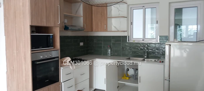 Appartement 3 chambres entièrement rénové avec balcon à louer à Floreal - À 7 minutes à pied de la station de métro  