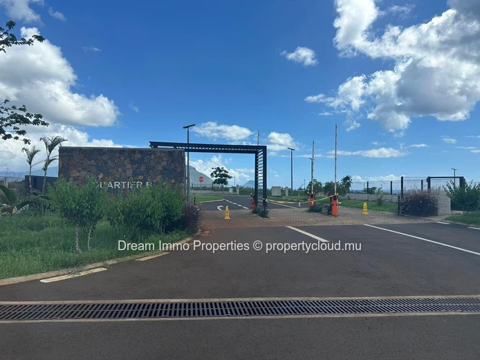 Terrain Residentiel De 595 M2 Vue Mer & Montagne A Flic En Flac - Ile Maurice
