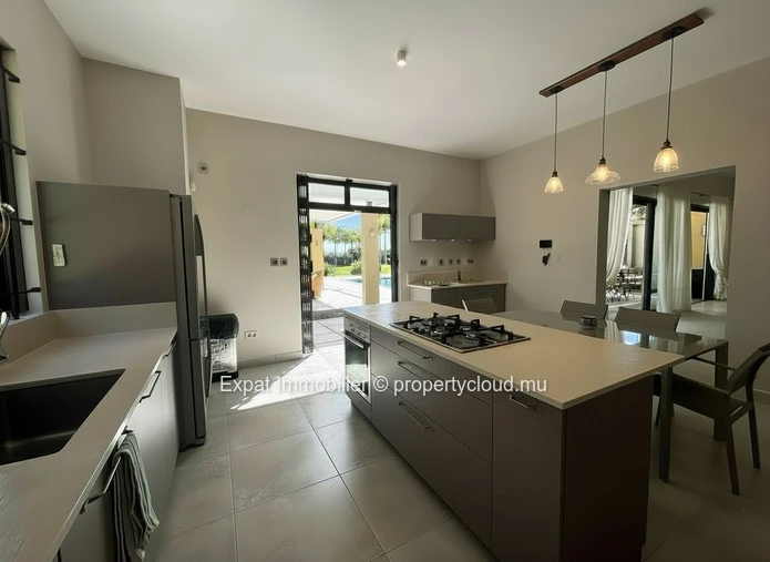 Spectacular 400 M² Villa Set In 6,000 M² Of Landscaped Gardens – Daruty Forest