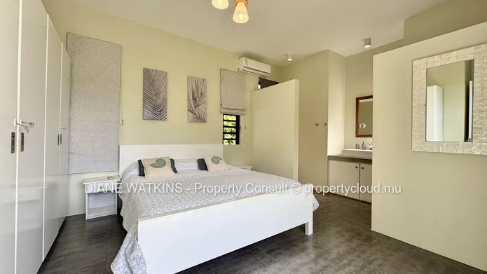 Contemporary 5-Bedroom Villa with Independent Cottage for Rent in Black River