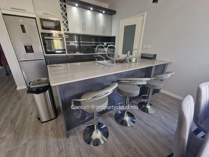 Roches Noires A 100 métres de la mer Appartement neuf de 2 càc balcon Parking Piscine communes. (Mandat exclusif)