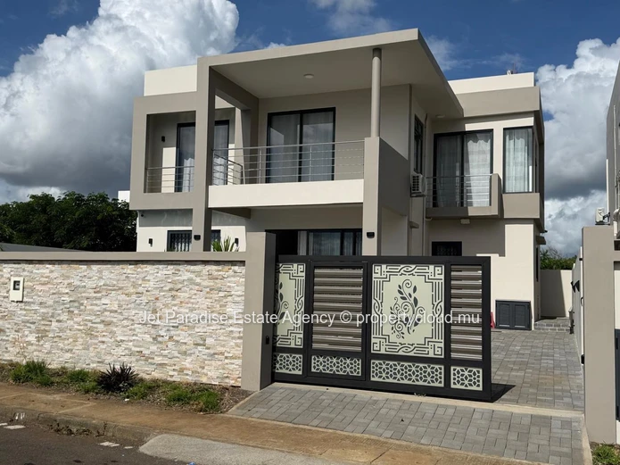 Newly built 4 bedrooms house with private swimming pool and Garden