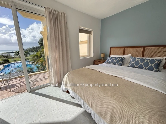 Contemporary 3-Bedroom Duplex Overlooking The Lagoon And Coin De Mire – Calodyne