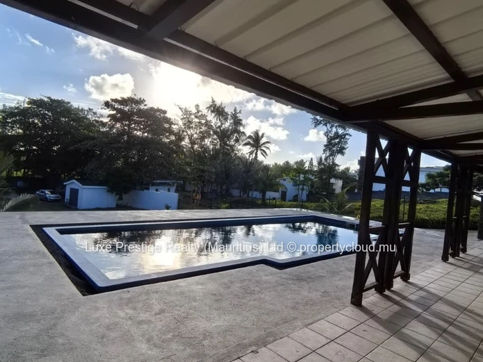 Beachfront 3-Bedroom Villa with Detached Studio on 2,587.75 m² Land in Poste Lafayette | Direct Beach Access | Leaseh...