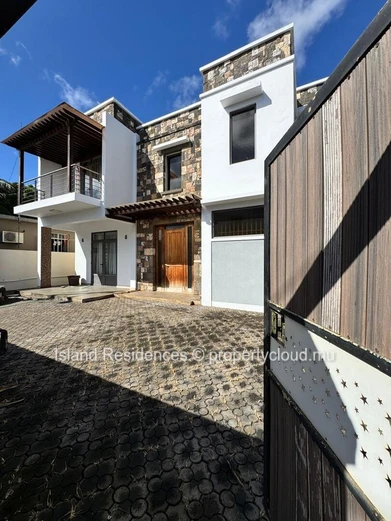 Maison moderne et spacieuse, entièrement meublée avec 4 chambres et double garage