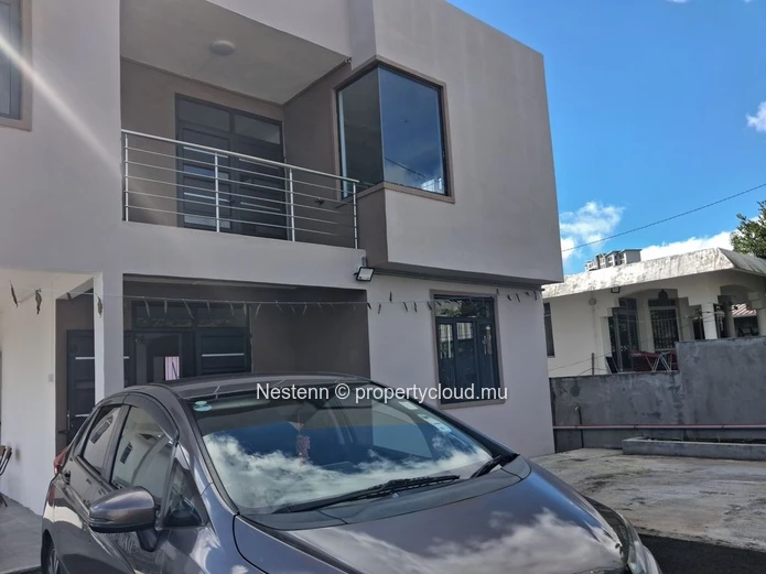 Maison neuve dans un quartier tranquille 