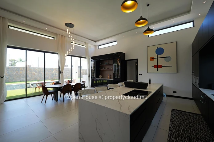 PDS villa for sale in Grand Baie, 214m² living space, 527m² land, 3 bedrooms, private pool, luxurious interior and ex...